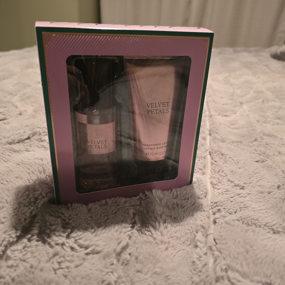 Victoria's Secret Velvet Petals Fragrance Set - Picture 3 of 3